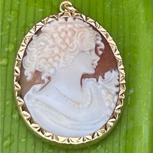 Vintage to Antique Victorian 18K yellow Gold Cameo Pendant
